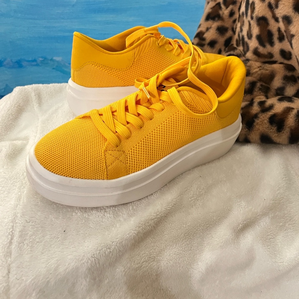 Yellow platform sneaker. cushion sole, no signs of wear. EC FREE SHIPPING